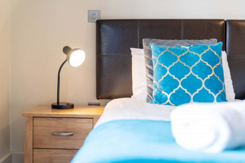 City Centre Apartment - China Town - Secure Parking - Balcony