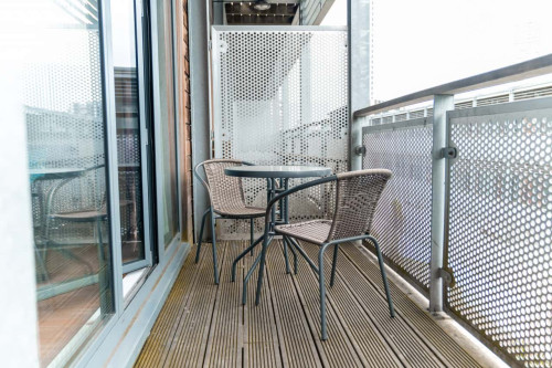 City Centre Apartment - China Town - Secure Parking - Balcony