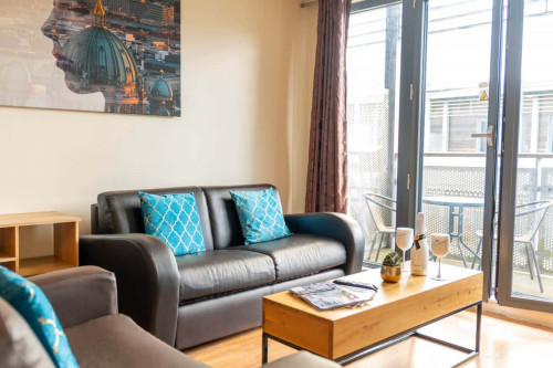 City Centre Apartment - China Town - Secure Parking - Balcony