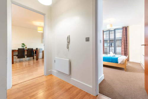 City Centre Apartment - China Town - Secure Parking - Balcony