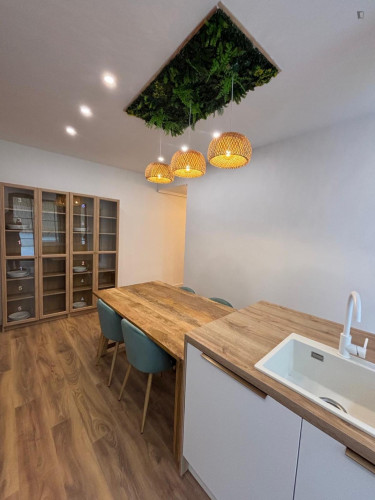 Comfortable double bedroom in recently renovated apartment with spacious outdoor area in central Zaragoza