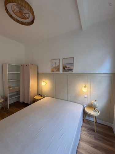 Comfortable double bedroom in recently renovated apartment with spacious outdoor area in central Zaragoza