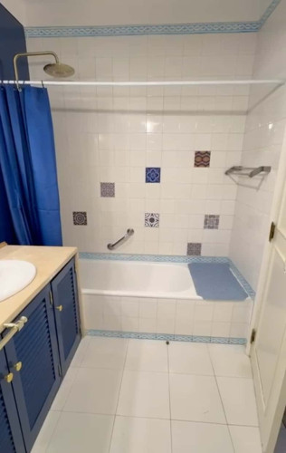 Spacious high floor apartment with sea view in Setubal City Centre