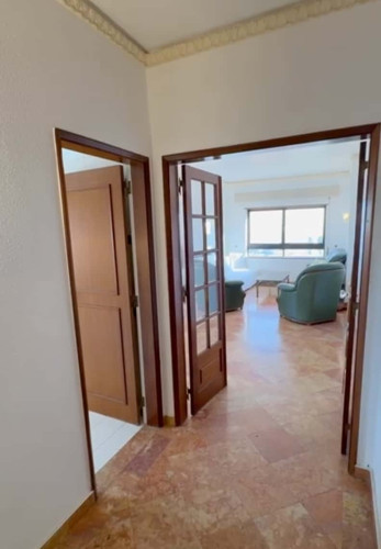 Spacious high floor apartment with sea view in Setubal City Centre
