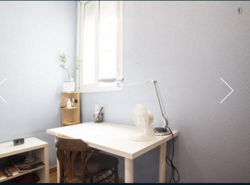 Single room in 4 bedroom apartment close to Girona and Verdaguer metro station
