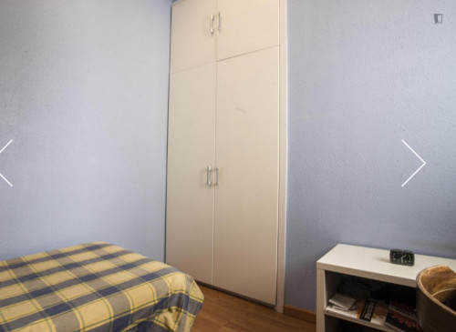 Single room in 4 bedroom apartment close to Girona and Verdaguer metro station