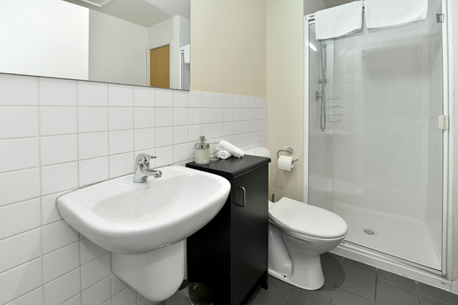  Spacious 1-Bedroom Apartment Near Charles Sturt University Study Centres, Melbourne  -  Spacious 1-bedroom apartment near Charles Sturt University Study Centres, Melbourne  - Gallery -  2