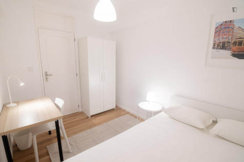 Cool double bedroom next to General Torres metro station