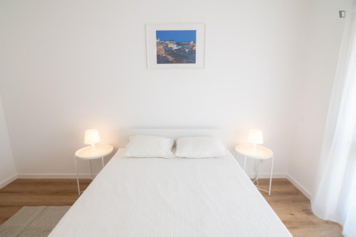 Modern double bedroom, close to transport and tourist attractions