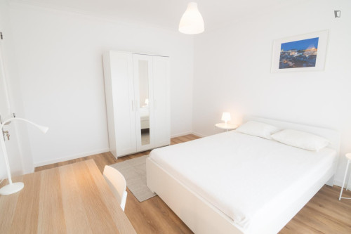 Modern double bedroom, close to transport and tourist attractions
