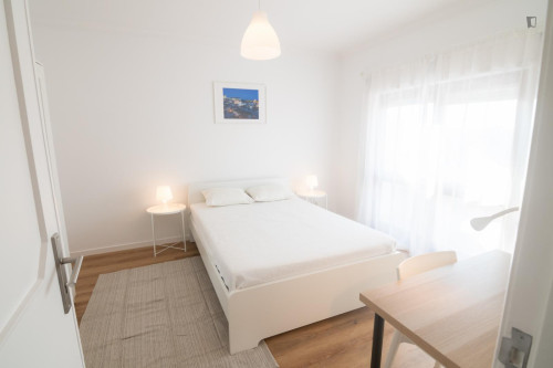 Modern double bedroom, close to transport and tourist attractions