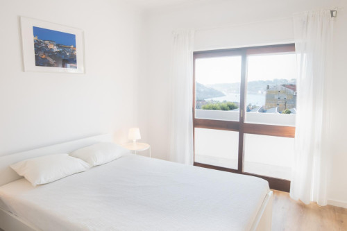 Modern double bedroom, close to transport and tourist attractions