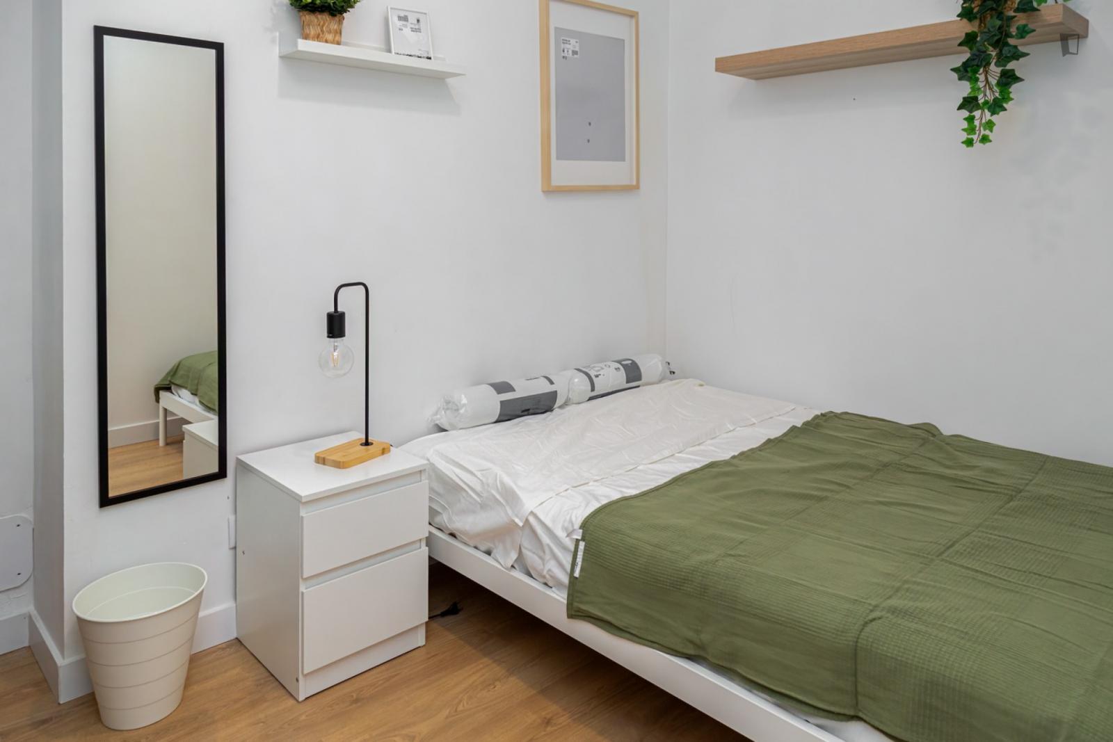 Cozy Single Bedroom In A Property With Balcony - Cozy single bedroom in a property with balcony - Gallery - 1