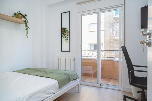 Great looking single bedroom with balcony