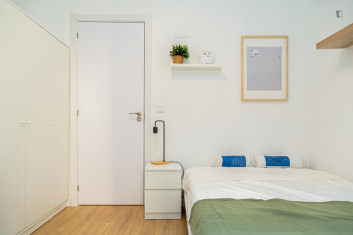 Great looking single bedroom with balcony