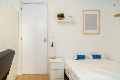 Great looking single bedroom with balcony