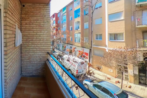 Great looking single bedroom with balcony