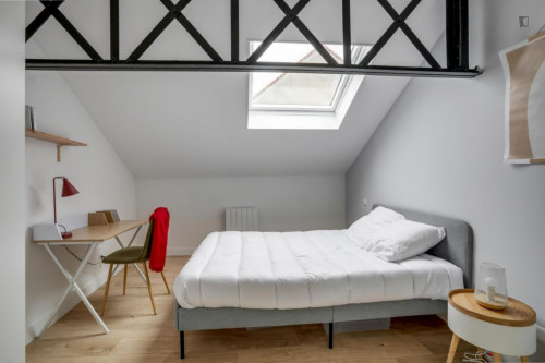 Neat double ensuite bedroom near the Port de Lille metro