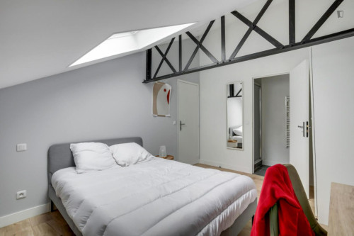 Neat double ensuite bedroom near the Port de Lille metro