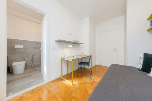 Room in Via Leonardo Emo Capodilista, Padova for 110 m² with 7 bedrooms