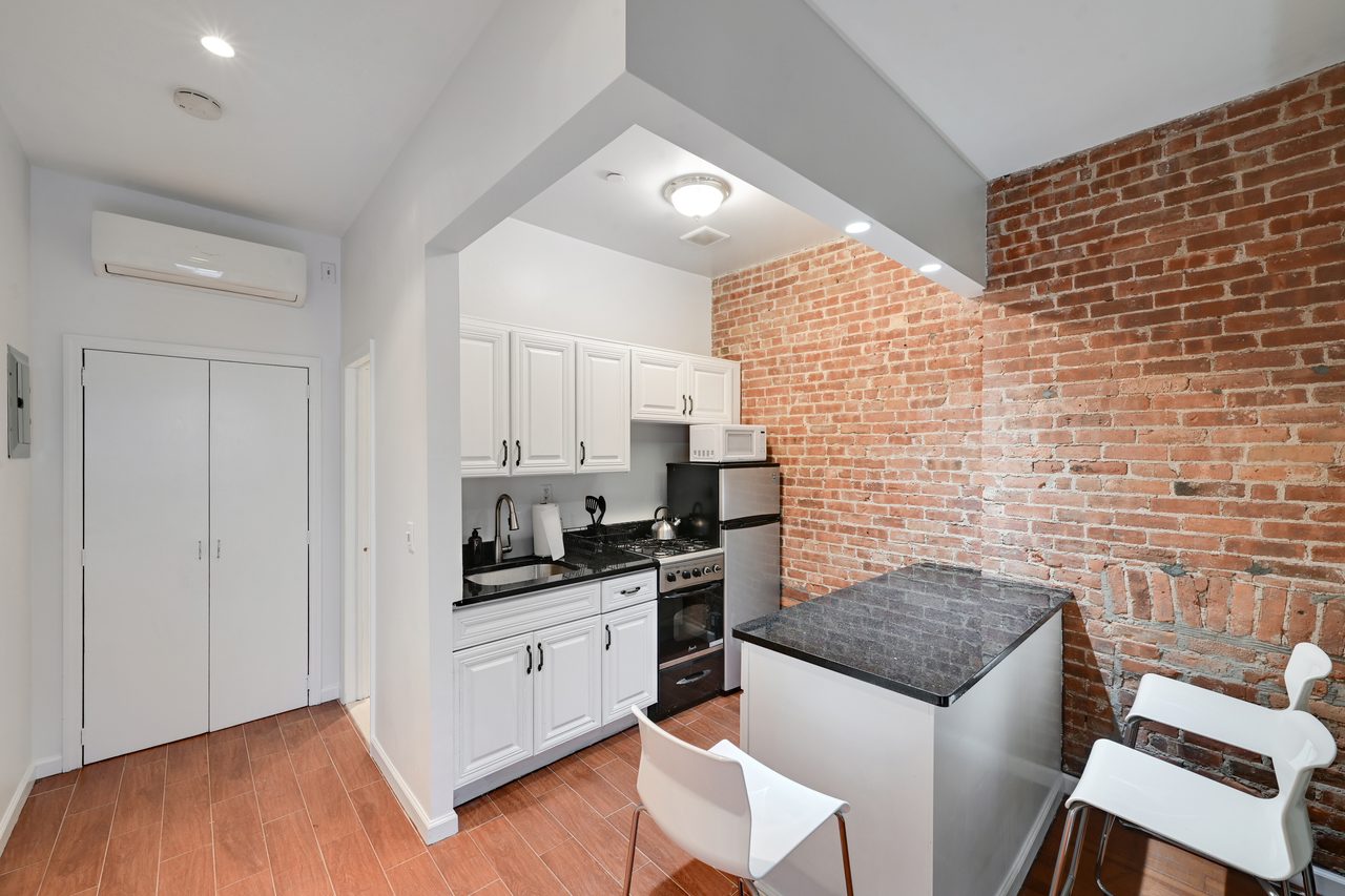 #850: Hell's Kitchen - Full Bedroom B - #850: Hell's Kitchen - Gallery - 9