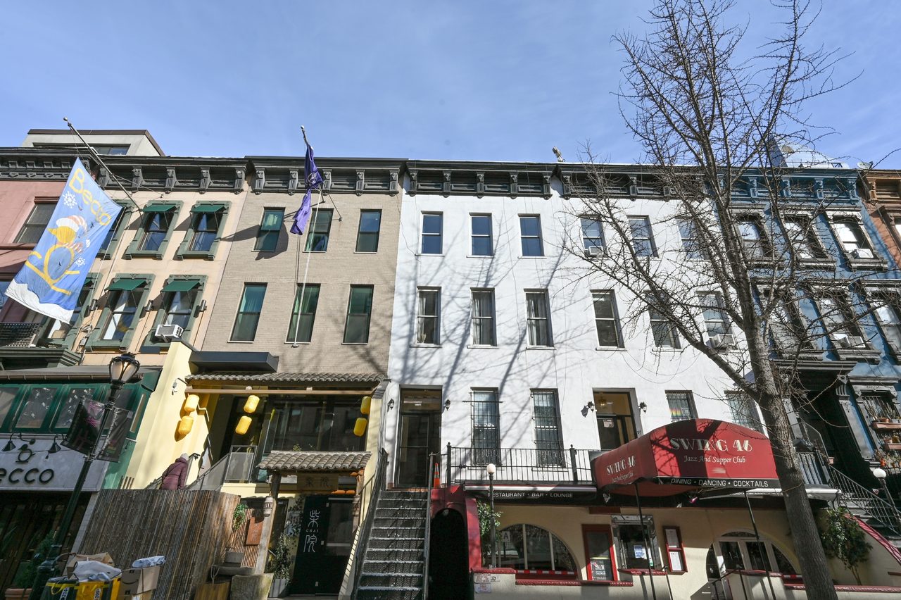 #850: Hell's Kitchen - Full Bedroom A - #850: Hell's Kitchen - Gallery - 2