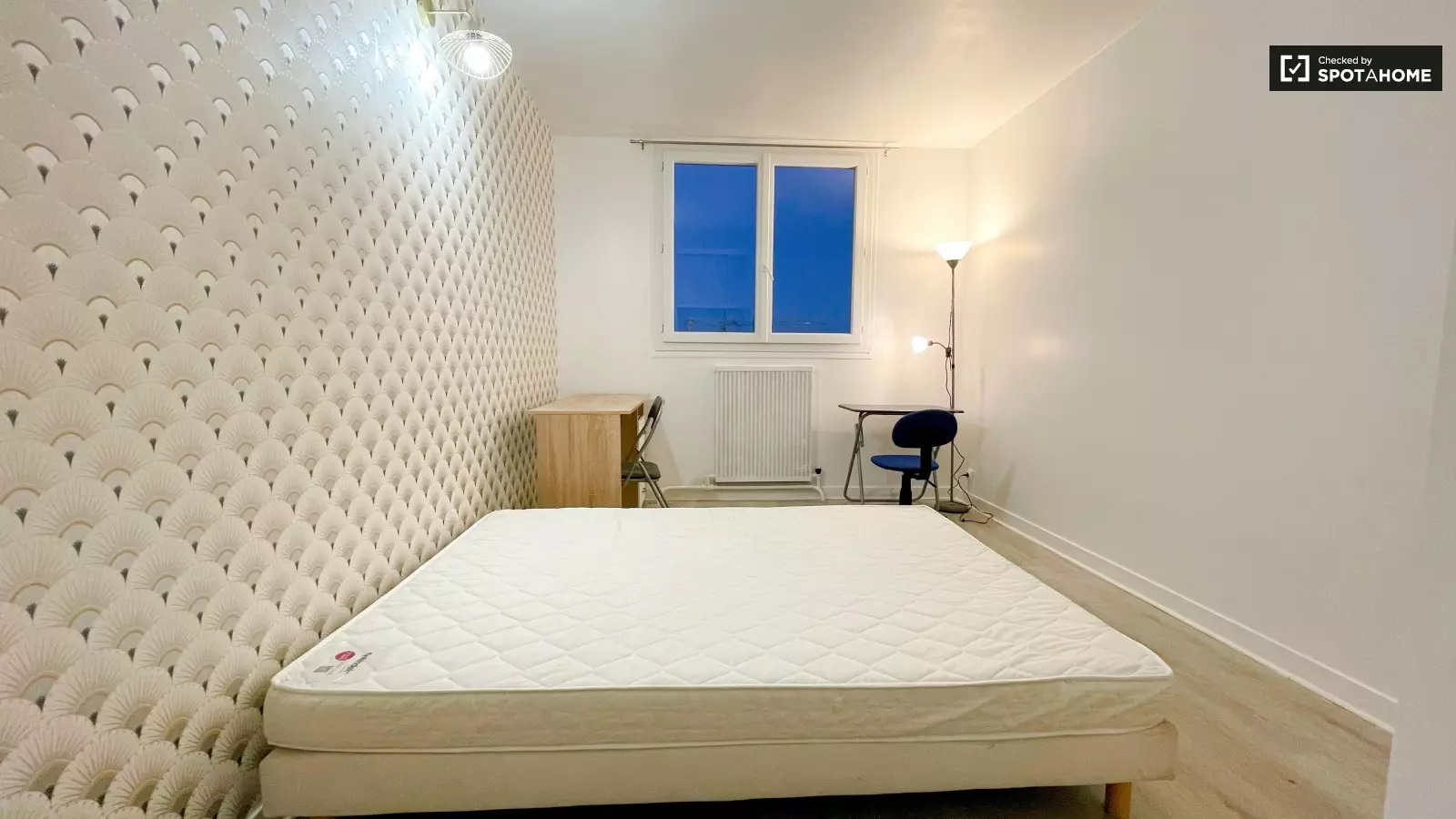 Room for rent in 4-bedroom apartment, Créteil