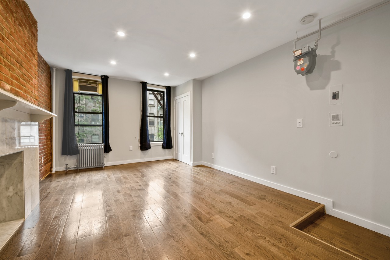  #400: East Village - Studio (Queen)  -  #400: East Village  - Gallery -  9