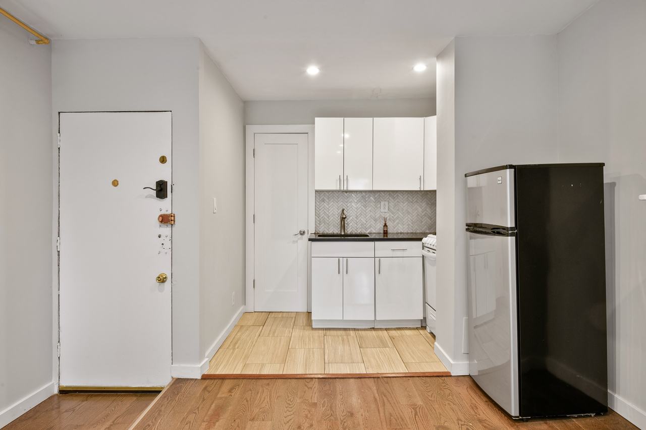  #400: East Village - Studio (Queen)  -  #400: East Village  - Gallery -  6