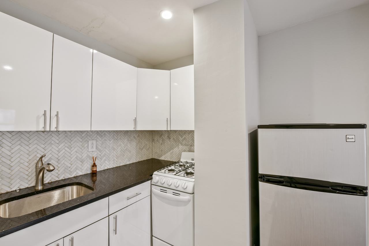  #400: East Village - Studio (Queen)  -  #400: East Village  - Gallery -  5