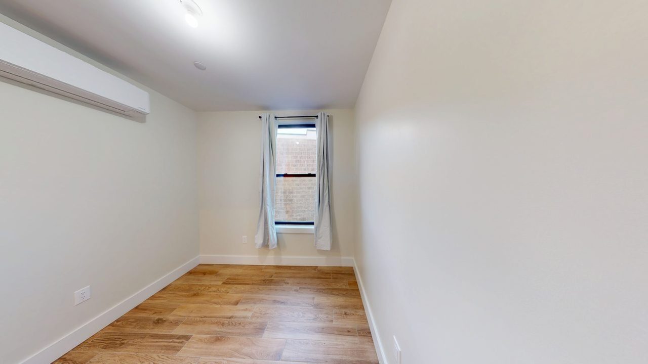 #1833: Crown Heights - Full Bedroom A - 10