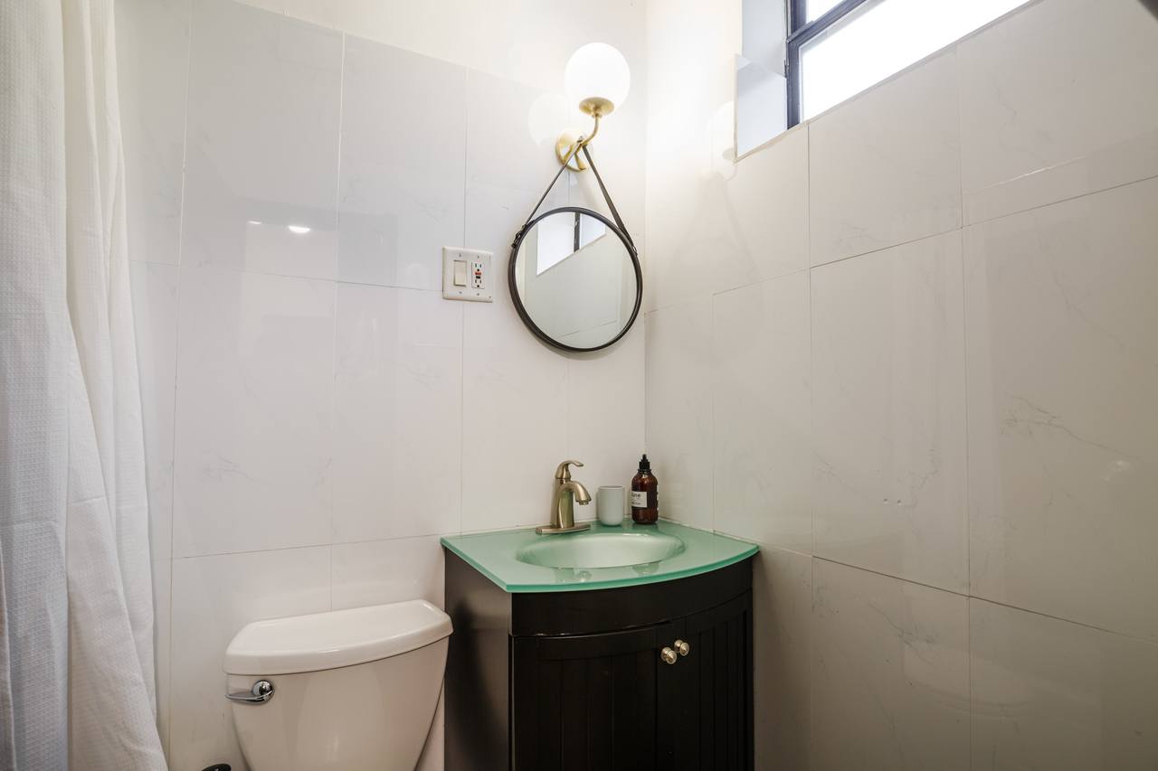  #152: Hell's Kitchen - 1 Bedroom (Queen)  -  #152: Hell's Kitchen  - Gallery -  6