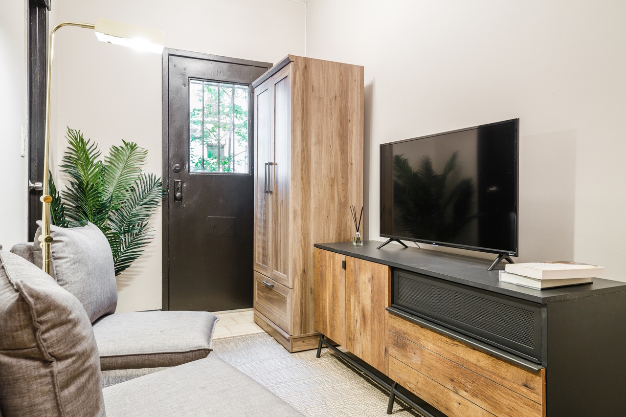  #152: Hell's Kitchen - 1 Bedroom (Queen)  -  #152: Hell's Kitchen  - Gallery -  2