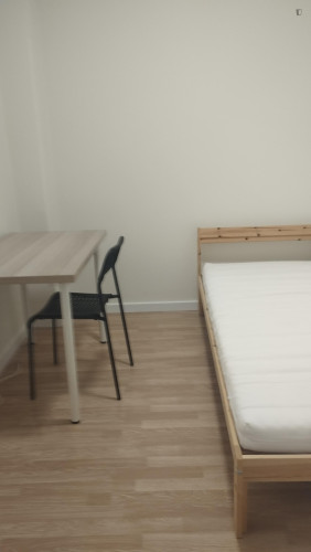 Lovely bedroom next to Caldas da Rainha train station