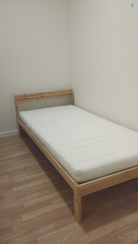 Lovely bedroom next to Caldas da Rainha train station