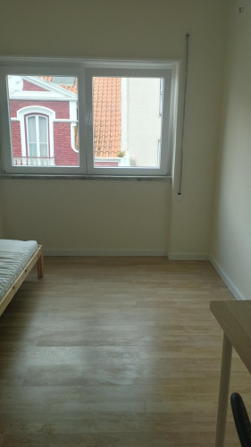 Cool bedroom next to Caldas da Rainha train station
