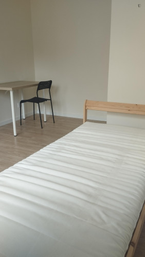 Cool bedroom next to Caldas da Rainha train station