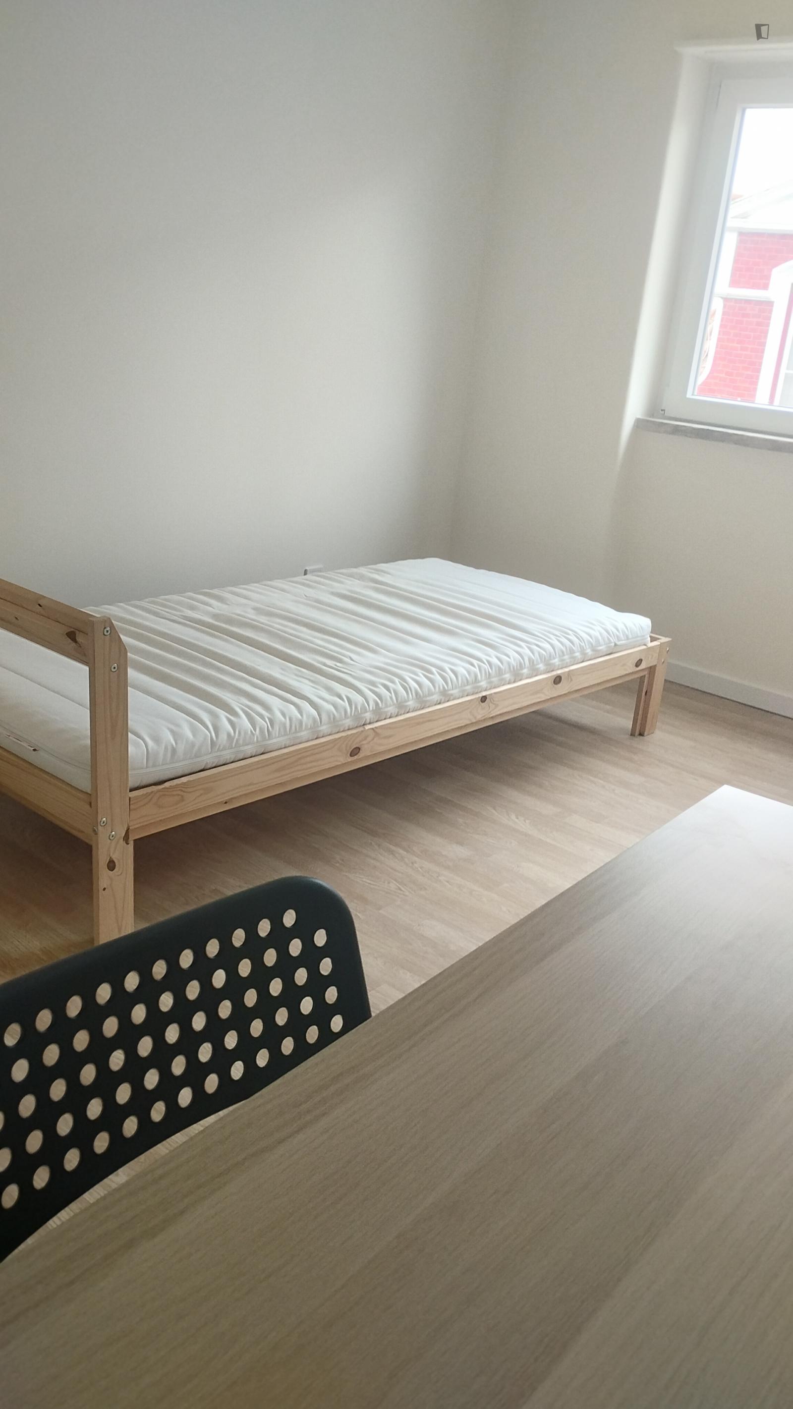 Cool Bedroom Next To Caldas Da Rainha Train Station - Cool bedroom next to Caldas da Rainha train station - Gallery - 1