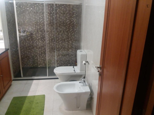 Double bedroom in 4-bedroom apartment - Gallery - 11