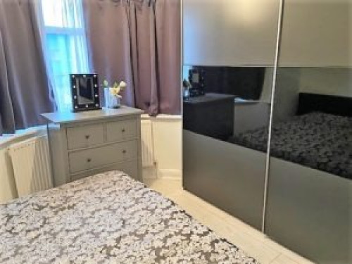 Hosts - London - Gallery - 8