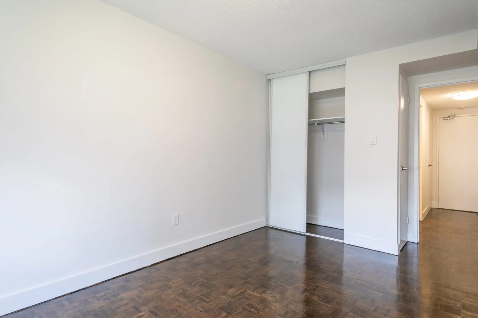  2 Bedrooms  -  Toronto - Private let  - Gallery -  3