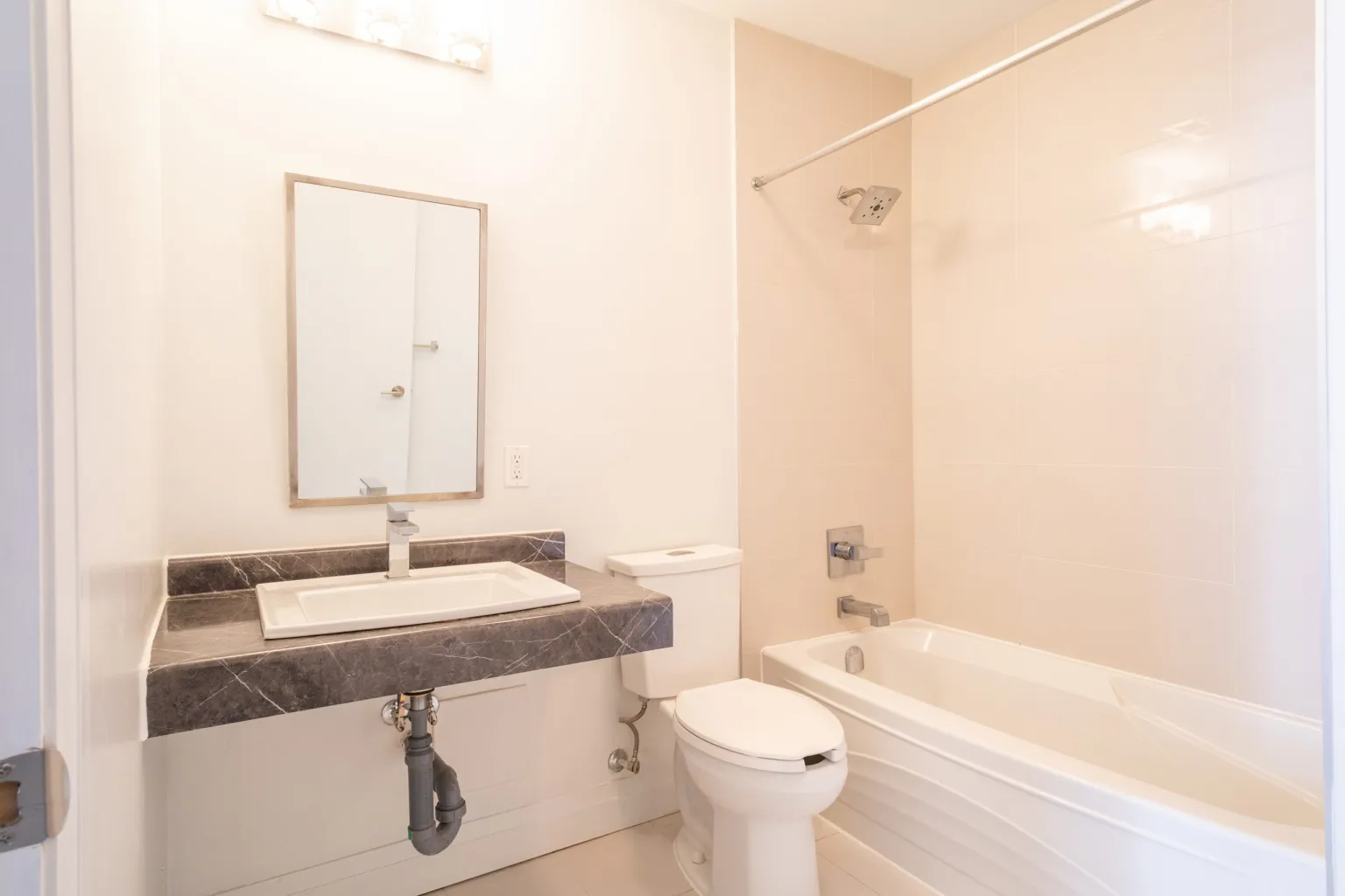  2 Bedrooms  -  Toronto - Private let  - Gallery -  16