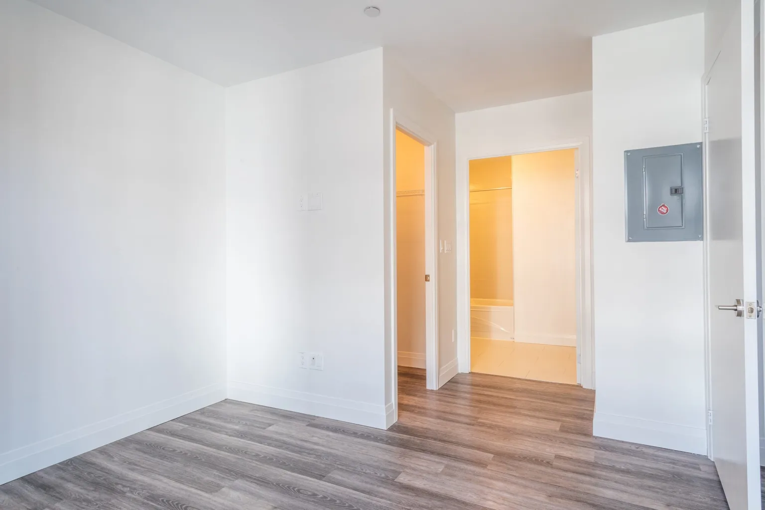  2 Bedrooms  -  Toronto - Private let  - Gallery -  15