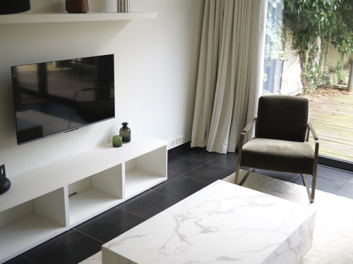 Stylish Urban Retreat: Spacious 3-Bedroom Apartment with Garden in Vibrant Neighborhood