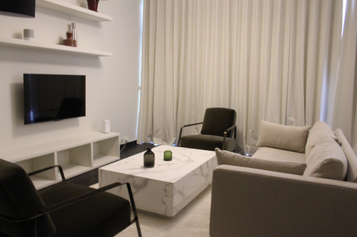 Stylish Urban Retreat: Spacious 3-Bedroom Apartment with Garden in Vibrant Neighborhood  - Gallery -  2