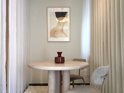 Stylish Urban Retreat: Spacious 3-Bedroom Apartment with Garden in Vibrant Neighborhood