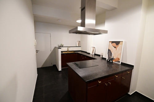 Stylish Urban Retreat: Spacious 3-Bedroom Apartment with Garden in Vibrant Neighborhood  - Gallery -  3