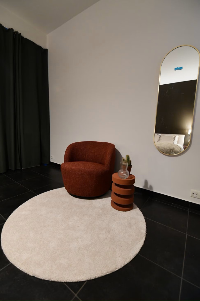  Groundfloor Apartment - Room 2  -  Stylish Urban Retreat: Spacious 3-Bedroom Apartment with Garden in Vibrant Neighborhood  - Gallery -  16