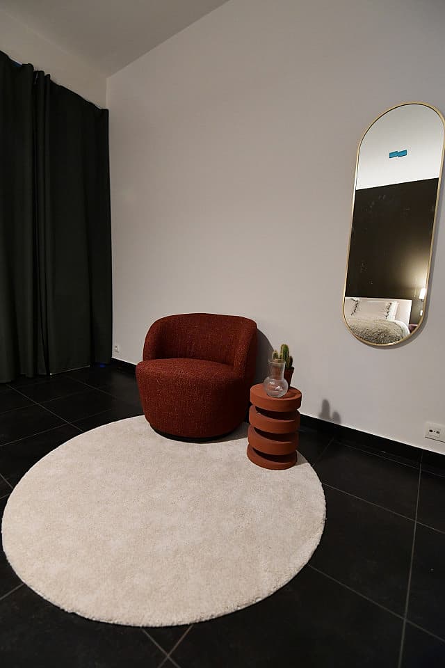  Apartment 8 - Room 1  -  Stylish Urban Retreat: Spacious 3-Bedroom Apartment with Garden in Vibrant Neighborhood  - Gallery -  5