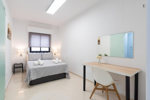 Appealing 3-bedroom flat near the city centre